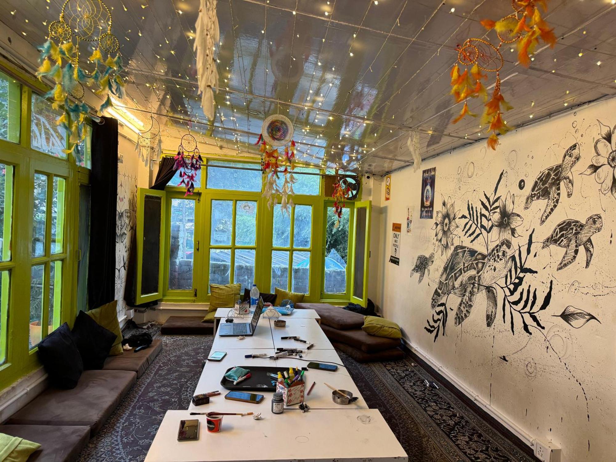 Trippy Turtle Hostel Манали Экстерьер фото