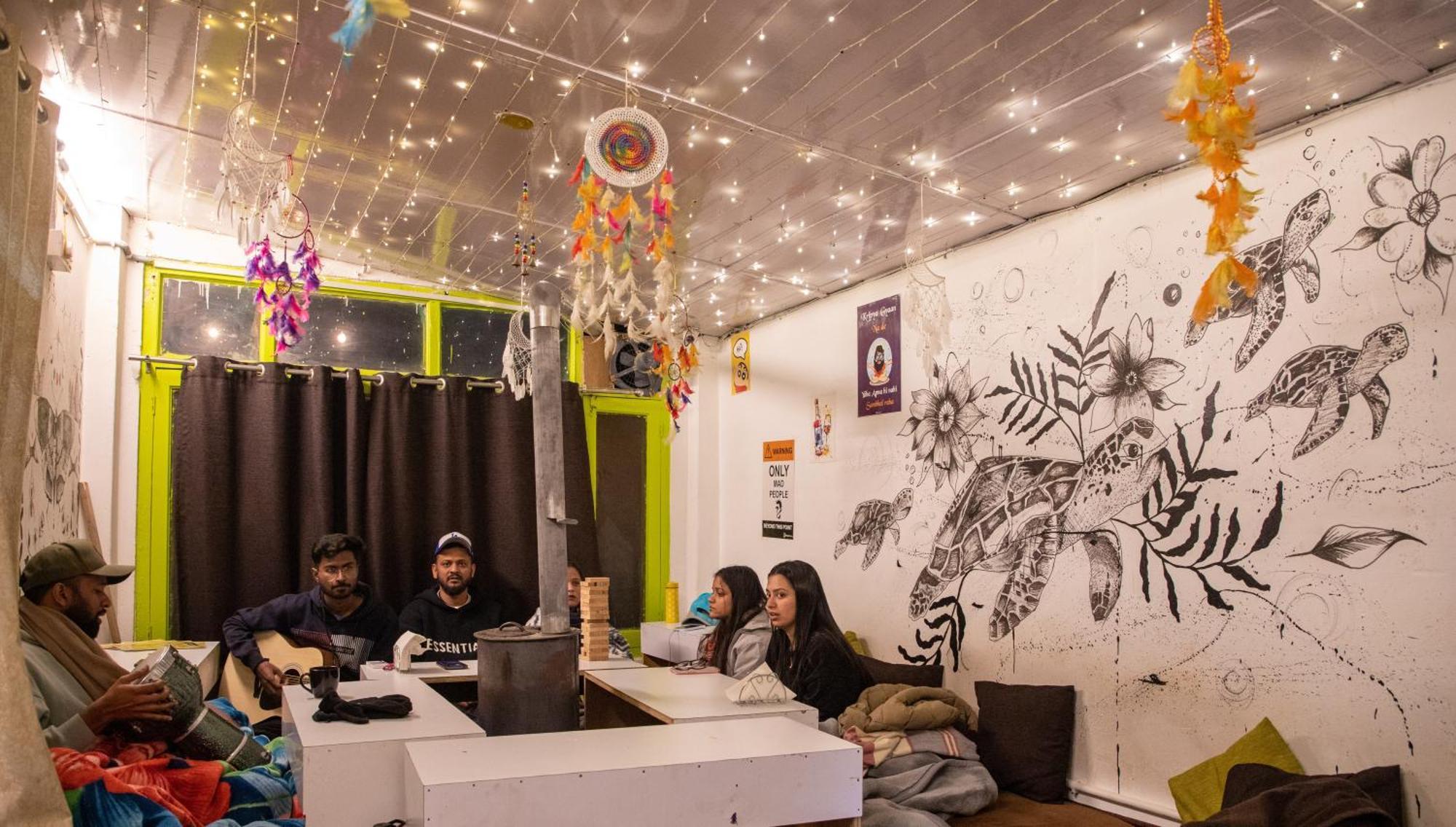 Trippy Turtle Hostel Манали Экстерьер фото
