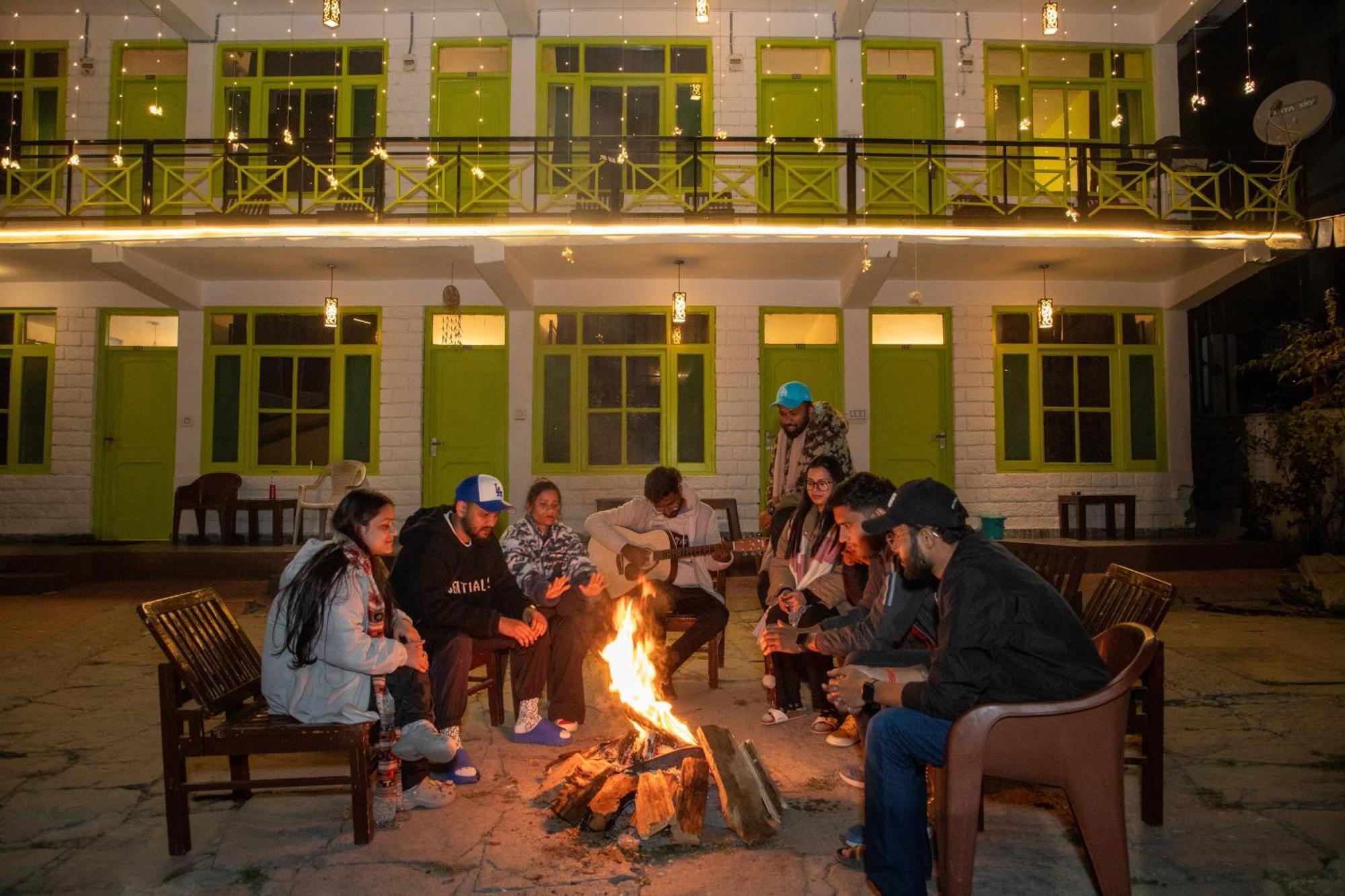 Trippy Turtle Hostel Манали Экстерьер фото